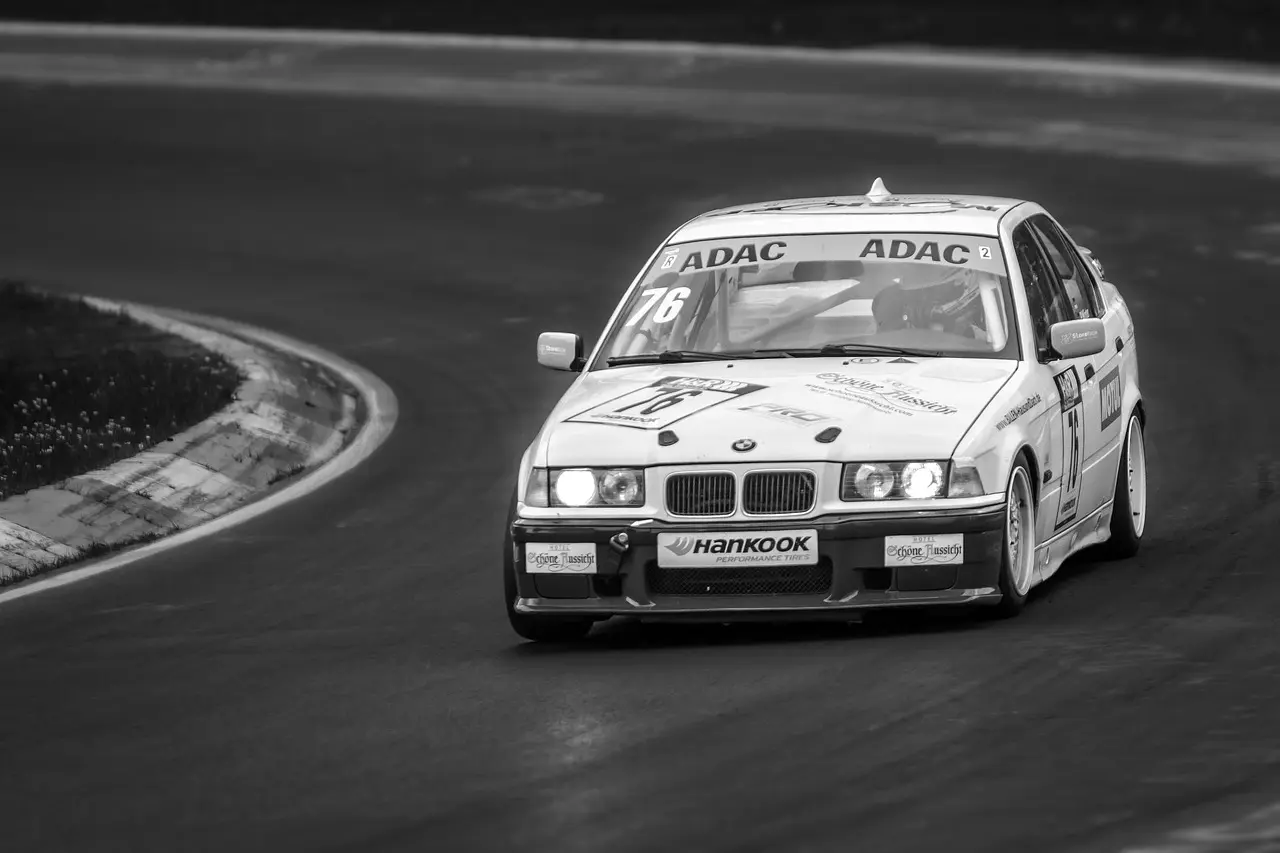 BMW-racerbil på racerbane