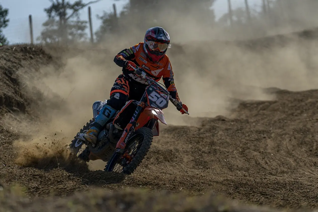 Motocrosskører på jordbane