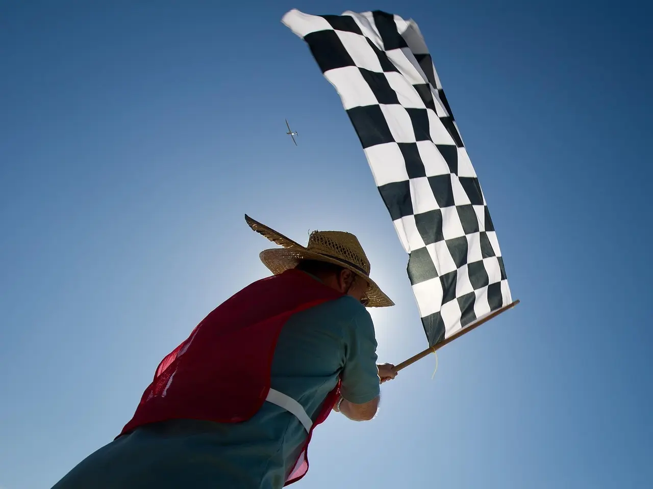 Person med ternet flag