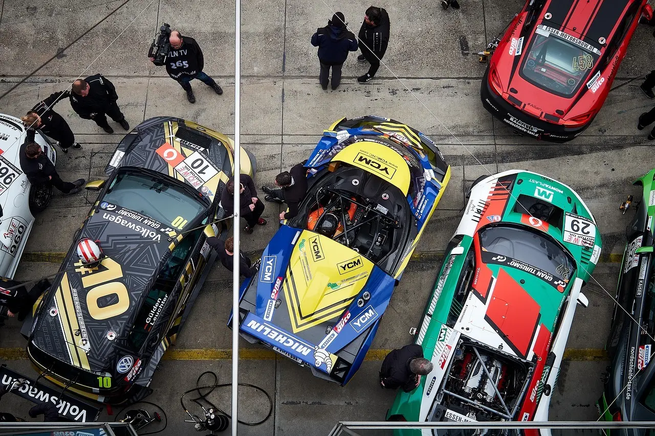 Racerbiler i pitstop set ovenfra